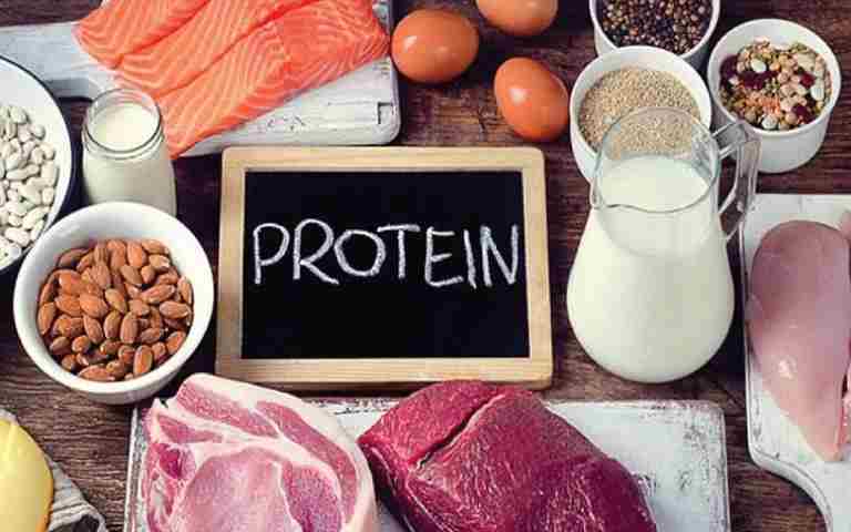 Thức ăn giàu protein sẽ cung cấp chất đạm giúp hệ xương chắc khỏe.