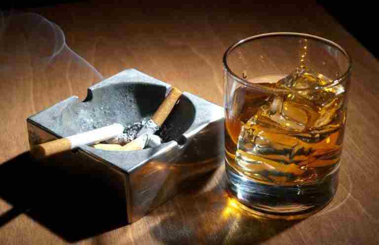 Hút thuốc lá và uống rượu khiến tình trạng thoái hóa khớp diễn ra nhanh hơn.