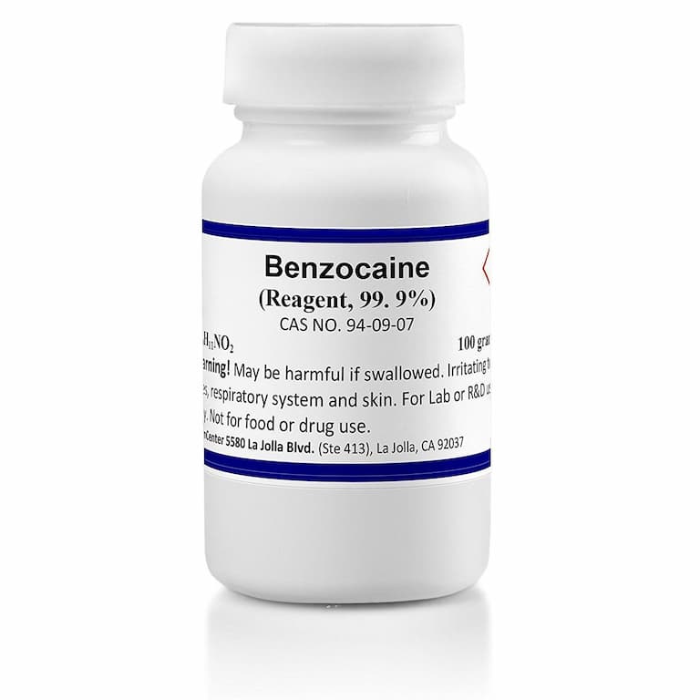 Benzocaine giúp người bệnh cải thiện tình trạng ho kéo dài và đau rát cổ họng