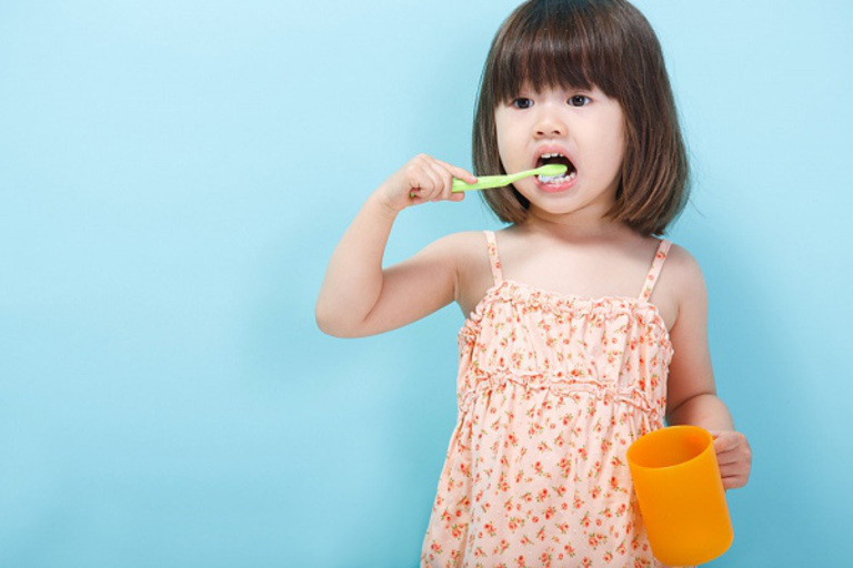 Cha mẹ nên tập cho bé thói quen vệ sinh răng miệng hàng ngày