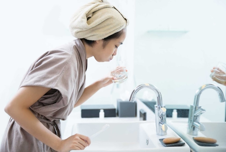 Súc miệng bằng nước muối sẽ giúp cải thiện tình trạng viêm amidan ở người lớn.