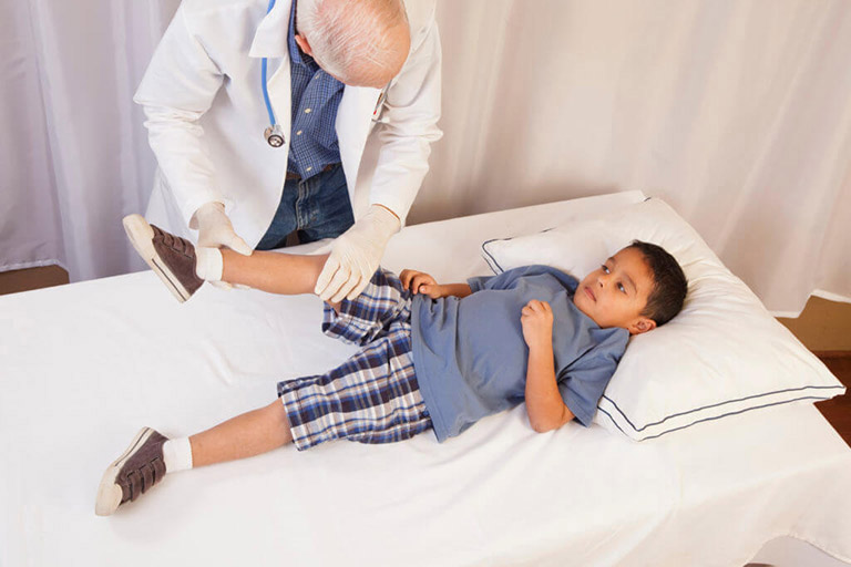 Viêm khớp ở trẻ em xuất hiện kèm theo triệu chứng sưng tấy