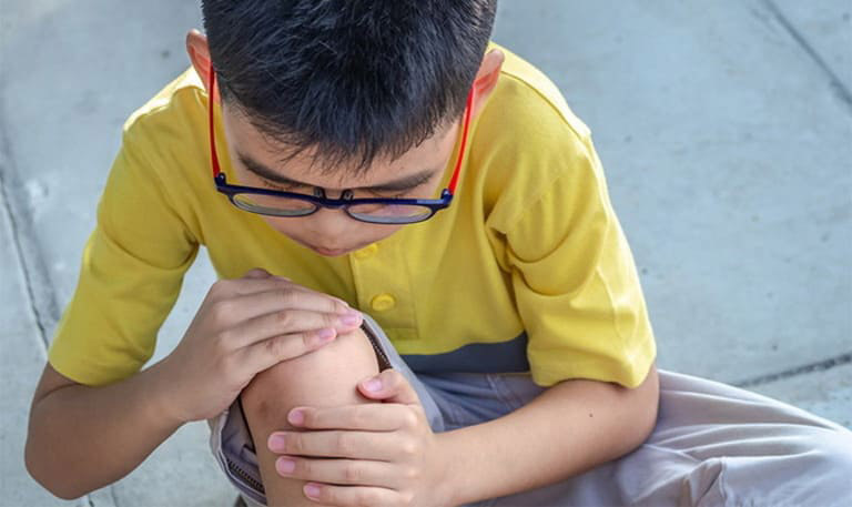 Bệnh viêm khớp ở trẻ em có thể gây ra một số biến chứng nguy hiểm 