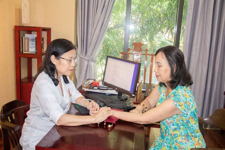 Bệnh nhân đến thăm khám và điều trị với bác sĩ Nguyễn Thị Vân Anh