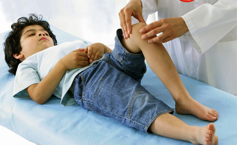 Điều trị kịp thời giúp chữa dứt điểm viêm khớp cấp ở trẻ