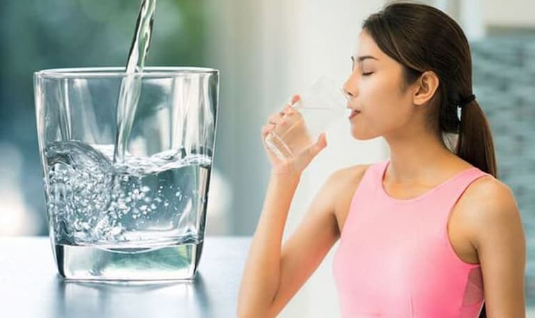 Người bệnh viêm xoang nên uống nhiều nước