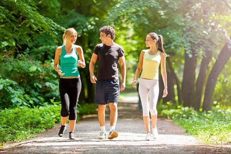 Đi bộ là một trong những bài tập thể dục giúp đẩy lùi các cơn đau khớp hiệu quả