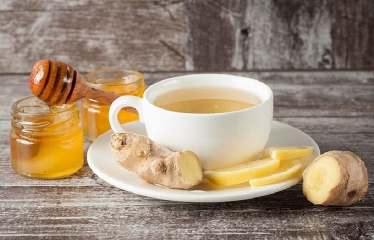 Uống trà gừng, mật ong giúp làm dịu da, giảm ngứa, tiêu ban