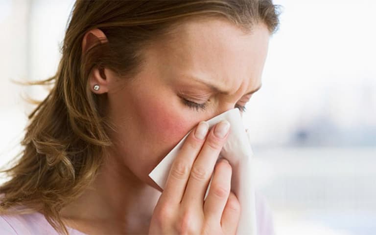 Người bệnh có thể bị sổ mũi, chảy nước mũi liên tục gây khó chịu
