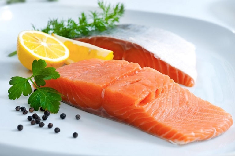 Các loại cá béo như cá ngừ, cá thu, cá hồi có chứa lượng omega 3 rất lớn