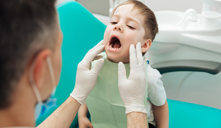Nếu trẻ bị đau răng lâu ngày cha mẹ nên đưa bé đi khám càng sớm càng tốt