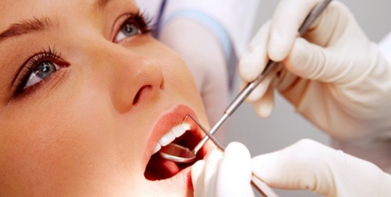 Trước khi niềng răng, bạn sẽ được các bác sĩ thăm khám tổng quan