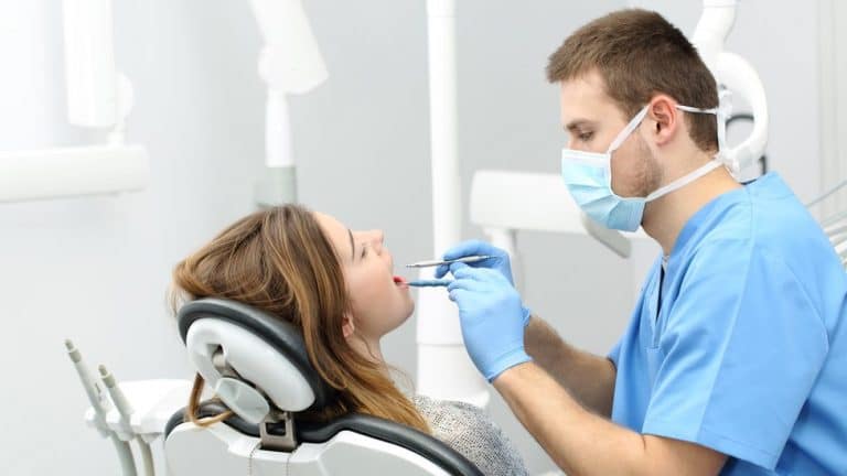 Trước khi niềng răng, bạn sẽ được kiểm tra tình trạng sức khỏe răng miệng 