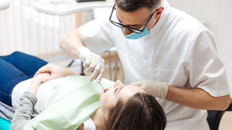 Bạn cần tái khám đúng hẹn để bác sĩ theo dõi tiến trình dịch chuyển răng