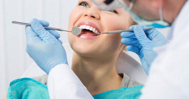 Khám tổng quát là bước đầu tiên trong các giai đoạn niềng răng khểnh