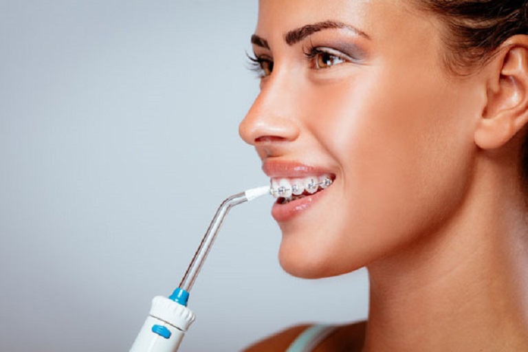 Vệ sinh răng miệng sạch sẽ bằng cách sử dụng thêm máy tăm nước để loại bỏ mảng bám