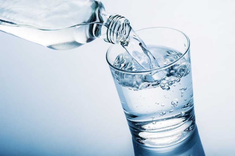 Cách uống nước tốt cho sức khỏe là uống đủ số lượng cơ thể cần