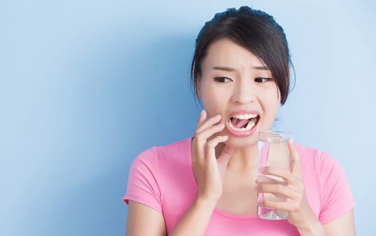 Uống nước quá lạnh có thể khiến răng bị ê buốt