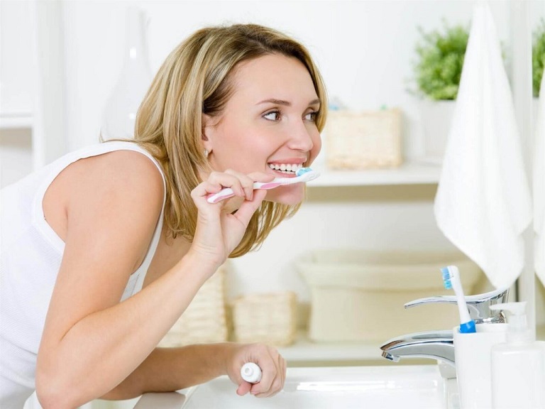 Vệ sinh răng miệng mỗi ngày để phòng tránh đau răng khi mang thai tháng cuối