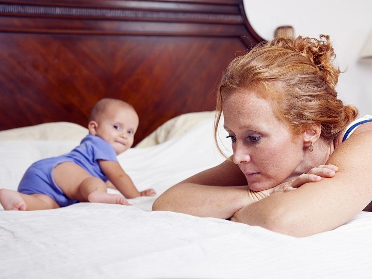 Căng thẳng sau sinh là một trong những nguyên nhân gây nổi mẩn ngứa