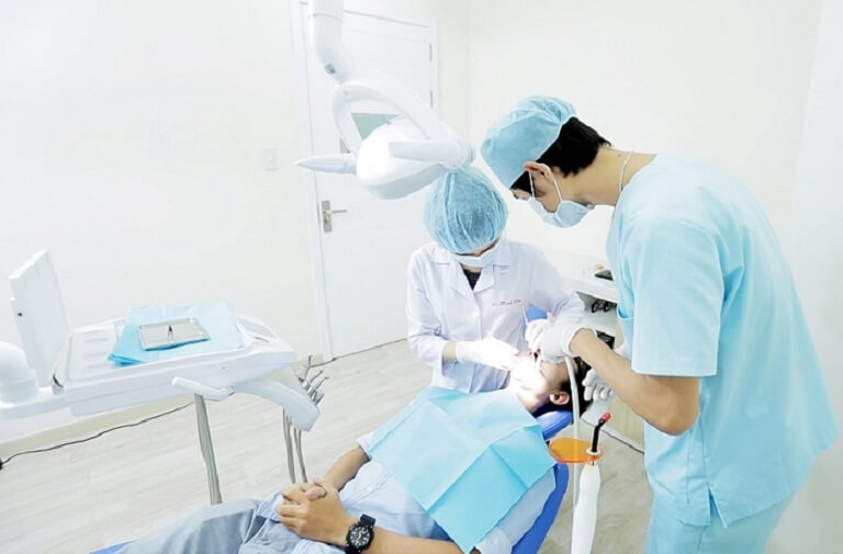 Bác sĩ sẽ kiểm tra tình trạng răng của bệnh nhân và đưa ra phác đồ điều trị chi tiết