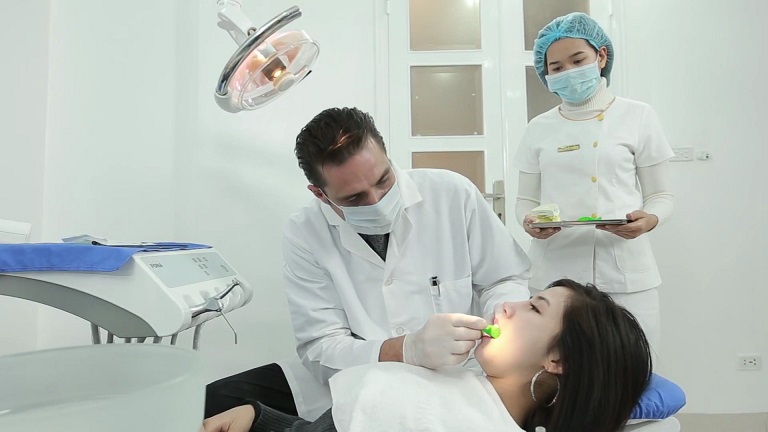 Trước khi tiến hành chỉnh nha bác sĩ cần thăm khám chi tiết tình trạng răng miệng của bạn