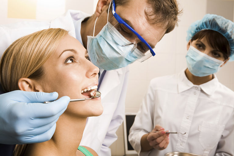 Niềng răng hô hàm trải qua nhiều giai đoạn phức tạp
