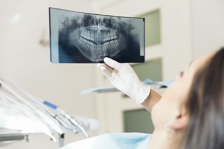 Các bác sĩ sẽ kiểm tra, thăm khám tình trạng răng miệng của người bệnh