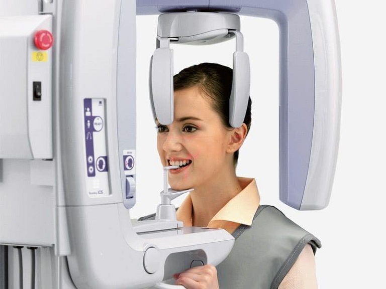 Bệnh nhân sẽ được kỹ thuật viên chụp X-quang bằng máy chuyên dụng