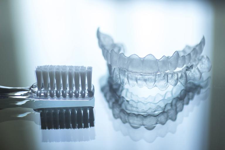 Người dùng cần vệ sinh răng miệng và khay niềng mỗi ngày để có kết quả nắn chỉnh răng tốt nhất
