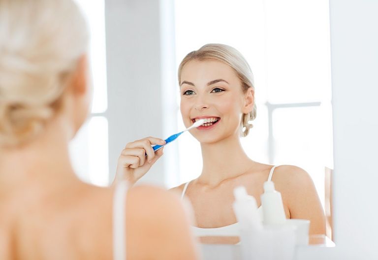 Đánh răng hàng ngày để giữ răng miệng luôn sạch sẽ