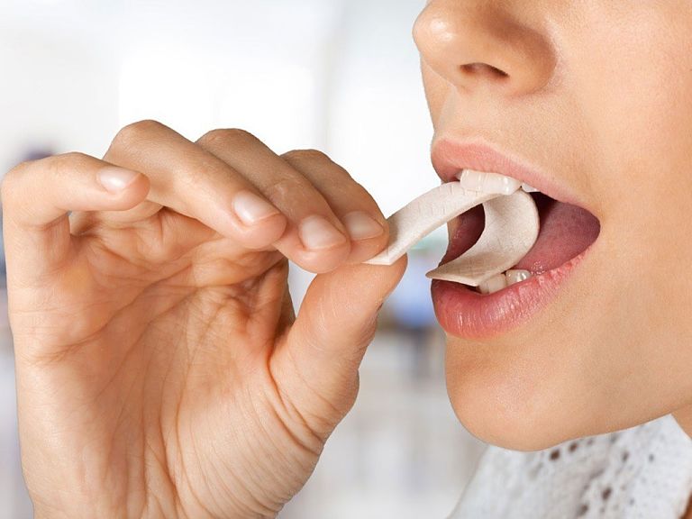 Người mới niềng răng nên hạn chế ăn kẹo cao su