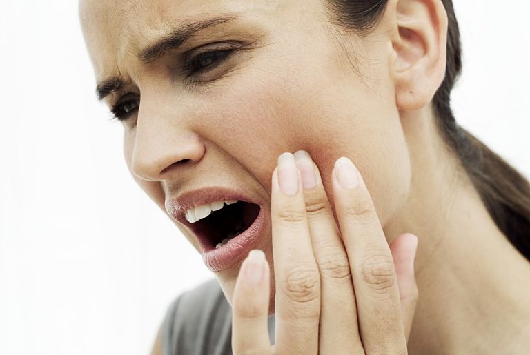 Tình trạng này gây ra những cơn đau nhức răng liên tục