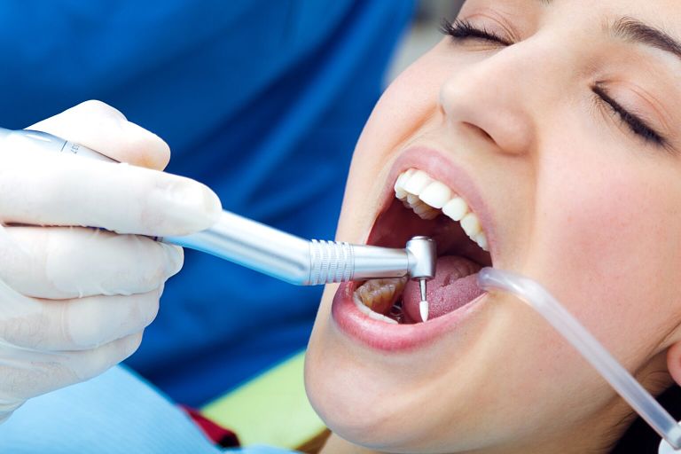Bọc sứ cho răng giúp cải thiện tình trạng răng miệng, không còn bị sâu răng