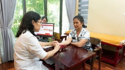 Bệnh nhân sỏi mật được bác sĩ Nguyễn Thị Vân Anh thăm khám và điều trị