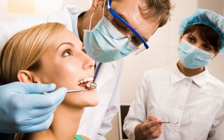 Trước tiên, bác sĩ sẽ khám tổng quát răng miệng cho bệnh nhân