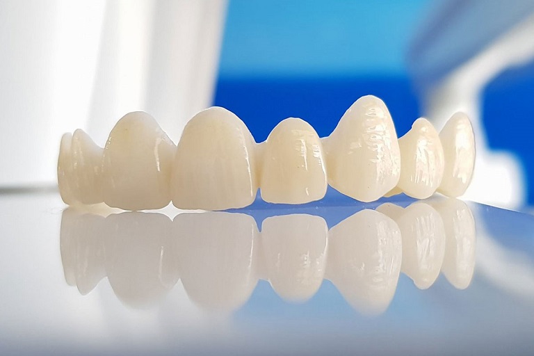 Răng sứ toàn sứ sử dụng chất liệu hoàn toàn bằng sứ nên có màu sắc tự nhiên