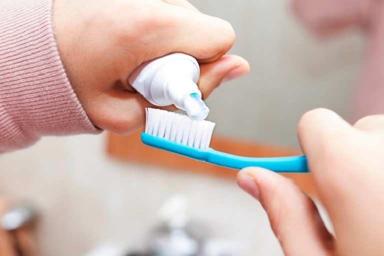 Bạn cần vệ sinh, chăm sóc răng sạch sẽ với bàn chải lông mềm