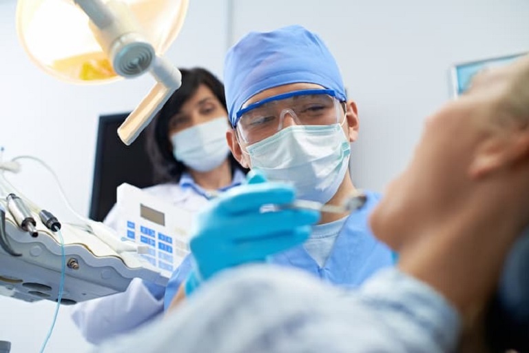 Bác sĩ xem xét tình trạng răng miệng và đưa ra phác đồ điều trị cụ thể cho bệnh nhân 