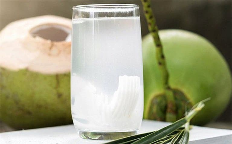 Nước dừa là nước uống để giải rượu được ưa chuộng vì hương vị thanh mát dễ chịu