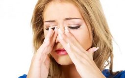 Viêm xoang có thể gây ho kèm các triệu chứng ngứa họng, đau rát và sổ mũi