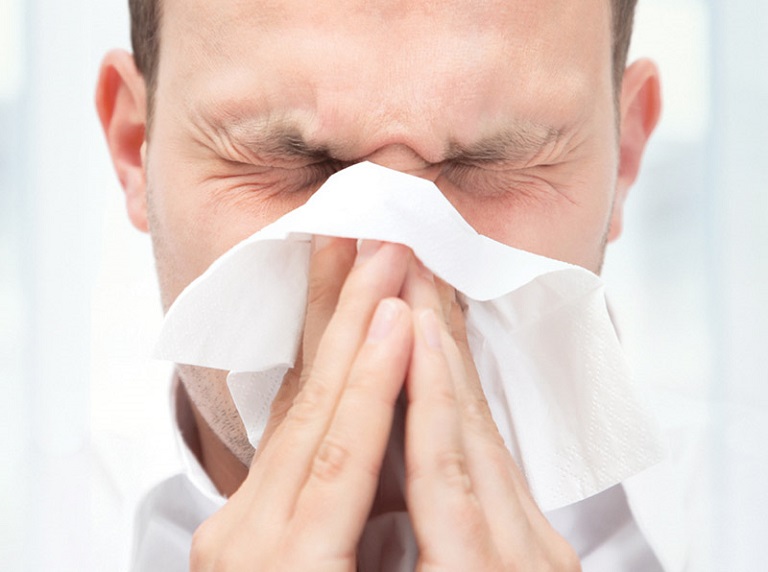 Khi bị viêm xoang dịch mũi đặc hơn, hoạt động của mũi kém hơn gây tắc ống khí và khó thở