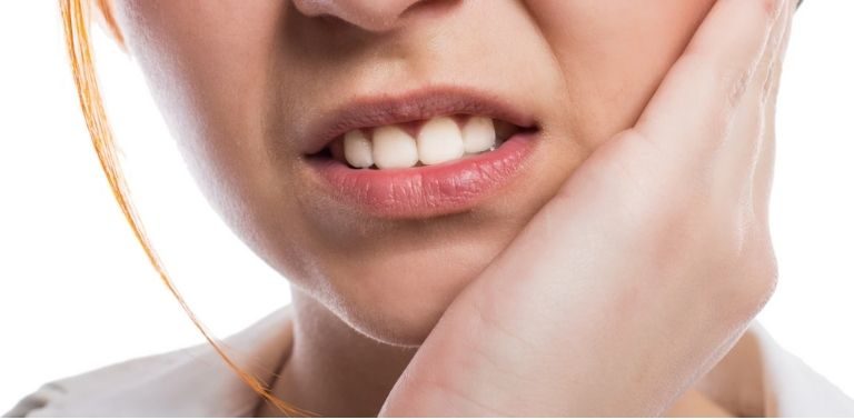 Đau răng khôn là vấn đề bất kỳ ai cũng sẽ gặp phải trong quá trình trưởng thành của mình