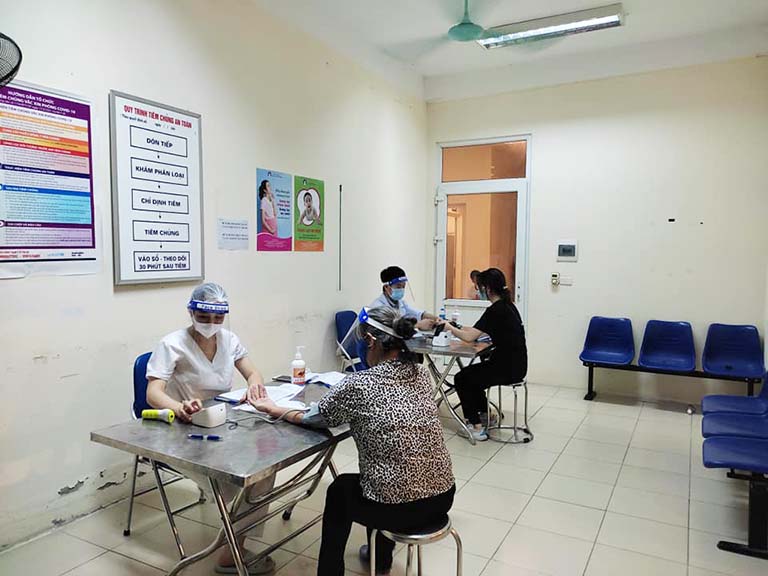 Công tác tiêm chủng, xét nghiệm được đẩy mạnh tại Trạm y tế phường Phú Đô