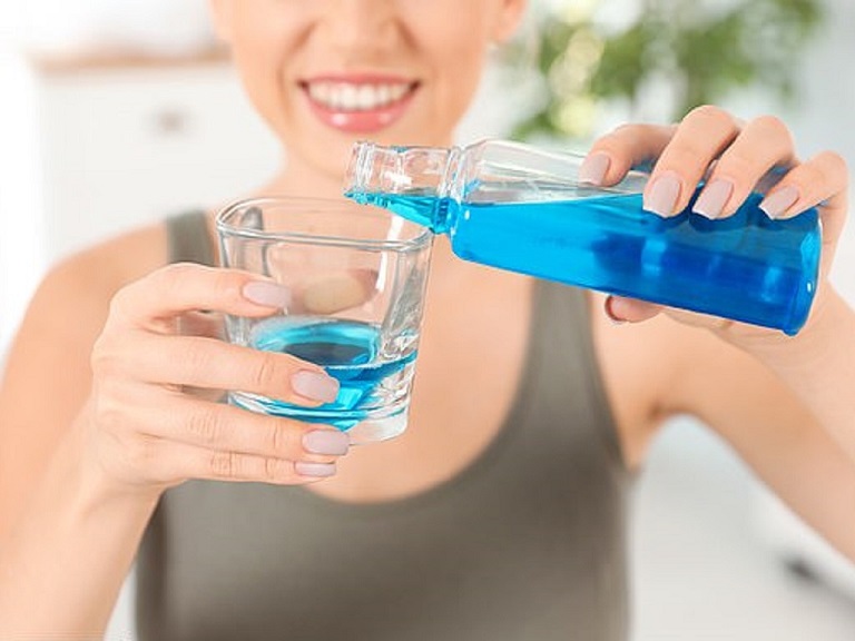 Sử dụng thêm nước súc miệng để làm sạch mảng thức ăn thừa bám dính trên răng