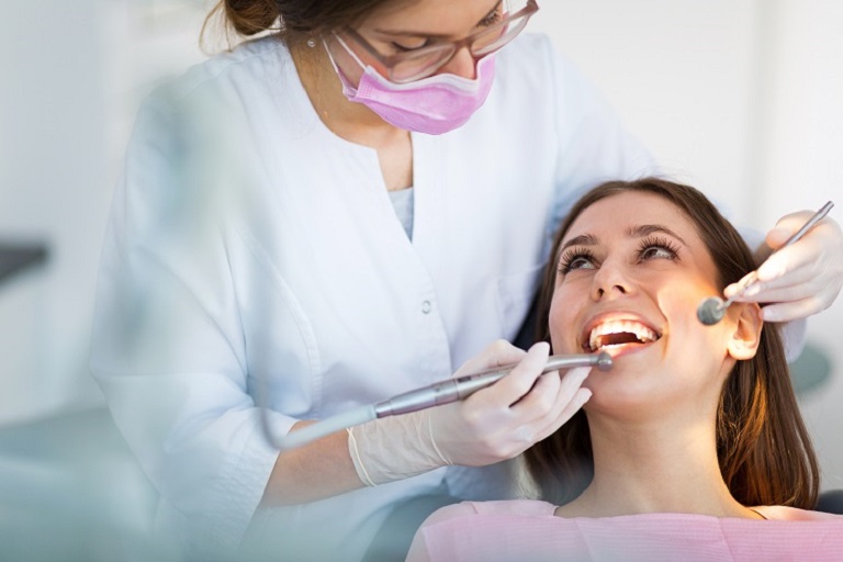 Bác sĩ cần kiểm tra để đánh giá tình trạng răng miệng của bệnh nhân