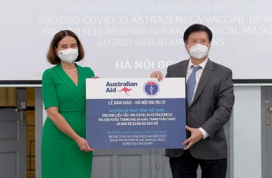 Thứ trưởng Bộ Y tế Trương Quốc Cường tiếp nhận thêm 300.000 liều vaccine COVID-19 AstraZenca và trang thiết bị chống dịch từ Chính phủ Australia