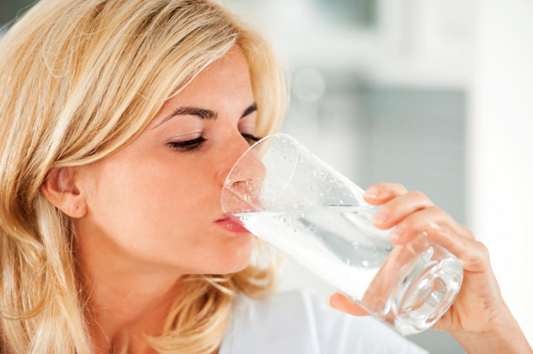Uống quá nhiều nước trước khi thử thai sẽ làm ảnh hưởng đến kết quả