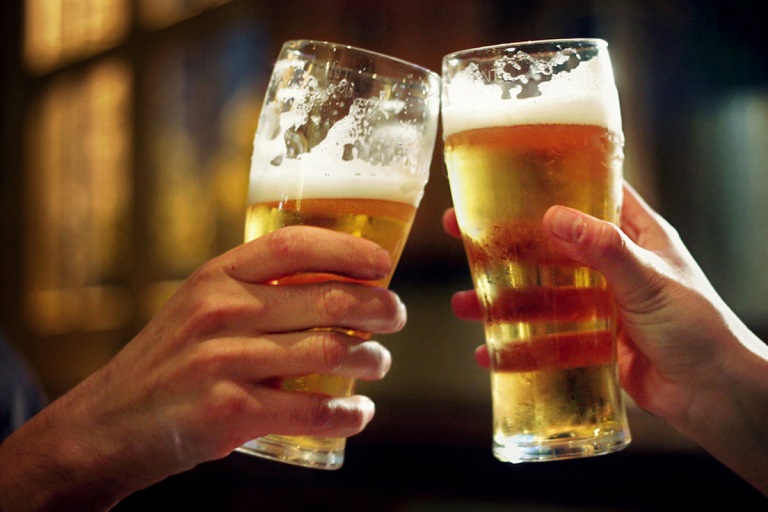 Rượu bia không tốt cho sinh lý nam giới