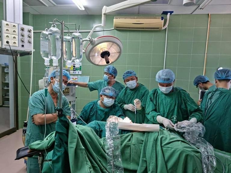 Các bác sĩ tại Bệnh viện C Đà Nẵng đang thực hiện ca phẫu thuật rối loạn cương dương